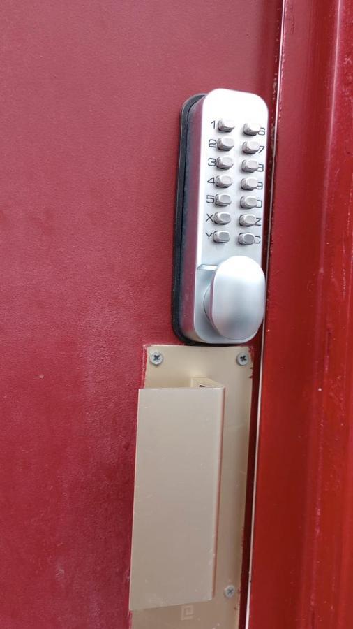 Guesthouse Familial Pour 2,3,4 Personnes De 44M2- Accessible Handic -Rez De Chaussee-Vues Sur Rue Et Patio Prive - Sejour, Chambre Separee-Cuisine,Salle De Bain,Lit Double Et Canape-Lit 2Pers-Entree De La Rue Berzelius-5 Minutes Du Metro Brochant-Lig Paris Ngoại thất bức ảnh